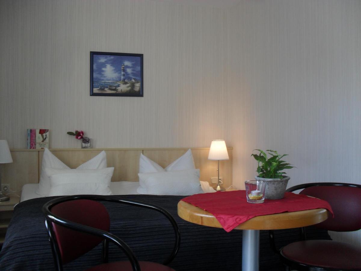 Hotel-Pension Zur Mole Wiek auf Rügen Exterior foto