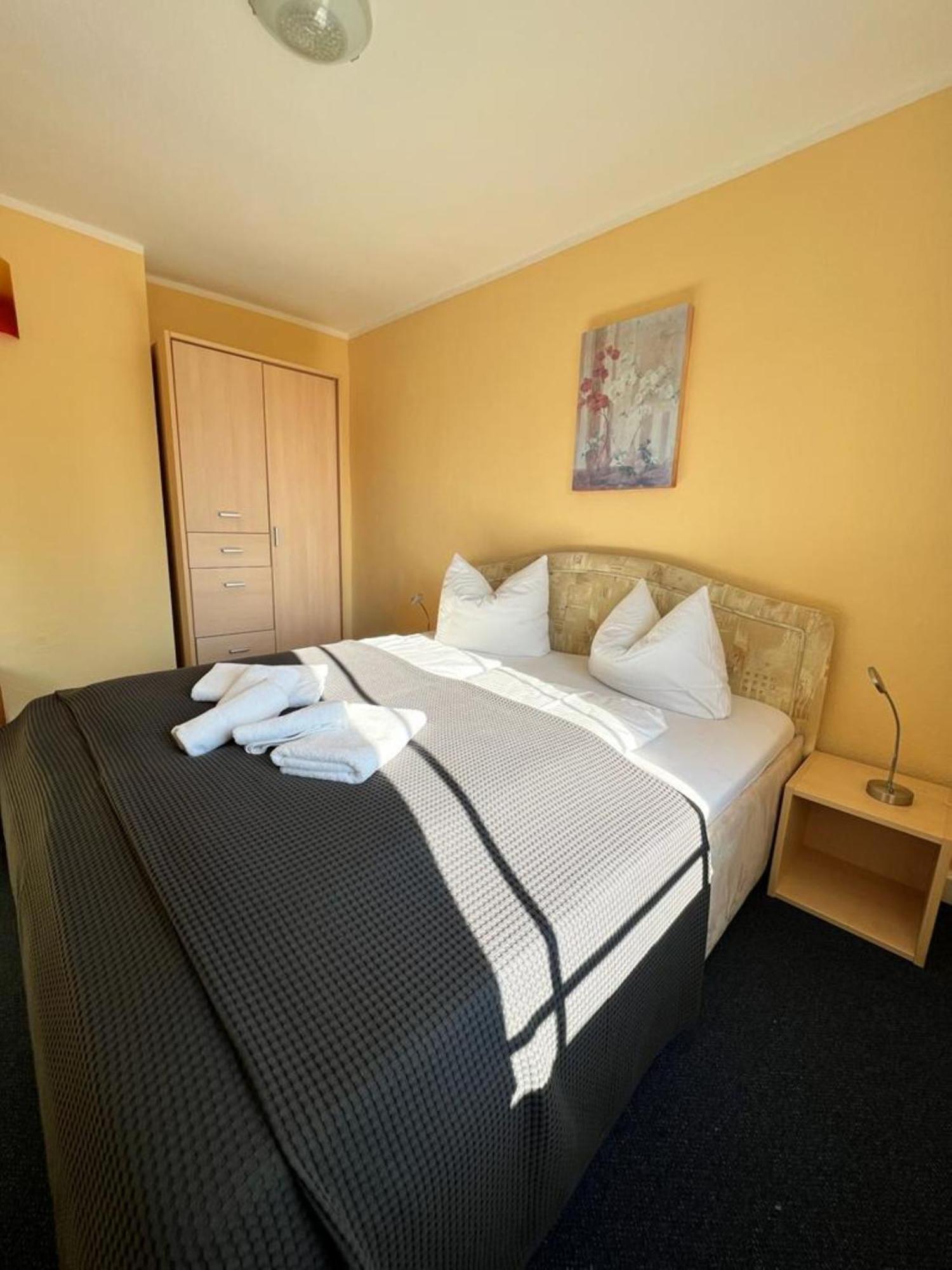 Hotel-Pension Zur Mole Wiek auf Rügen Exterior foto